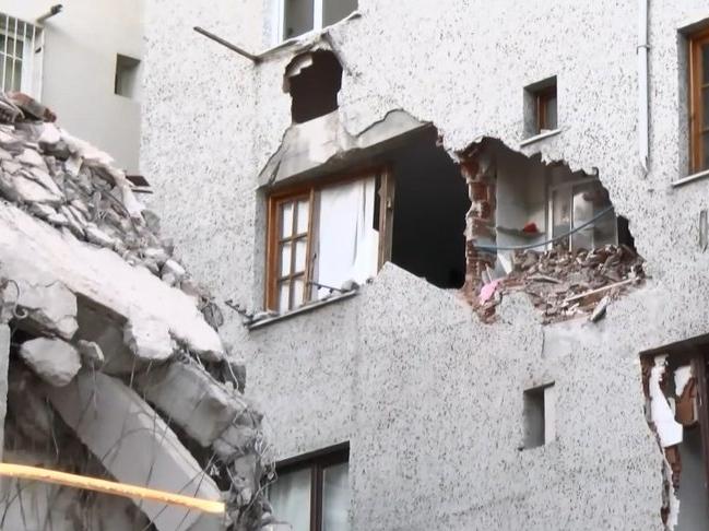 İstanbul'da yıkımı yapılan binadan kopan beton parça yandaki binaya zarar verdi