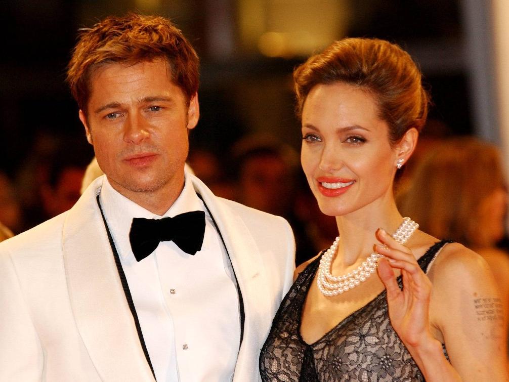 Angelina Jolie'nin avukatları Brad Pitt'e ödül töreninde mahkeme celbi sunmaya çalışmış