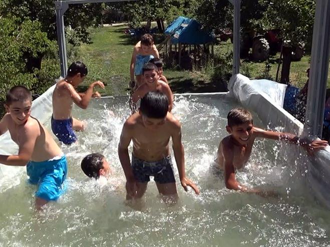 Sıcaktan bunalan çocuklar için römorku havuza çevirdi