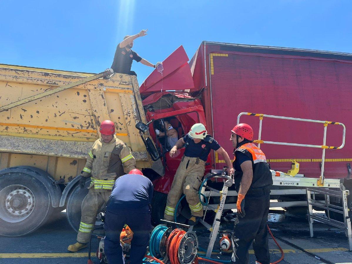 TEM'de peş peşe hafriyat kamyonu kazaları
