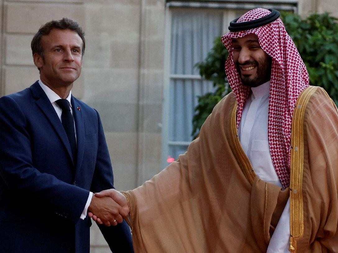 Fransa'da Macron'la görüşen Suudi Prens Selman hakkında suç duyurusu