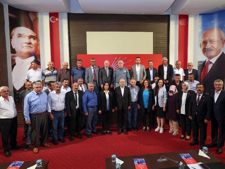 AKP ve MHP'den istifa eden çok sayıda muhtar CHP'ye katıldı