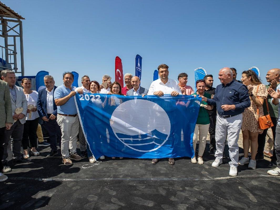 İzmir Akarca plajı mavi bayrağını geri aldı