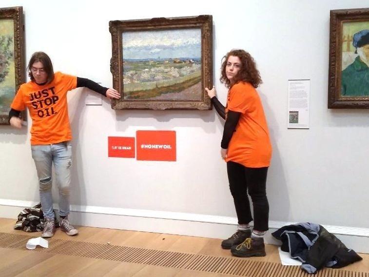 İklim aktivistleri ellerini Van Gogh tablosuna yapıştırdı