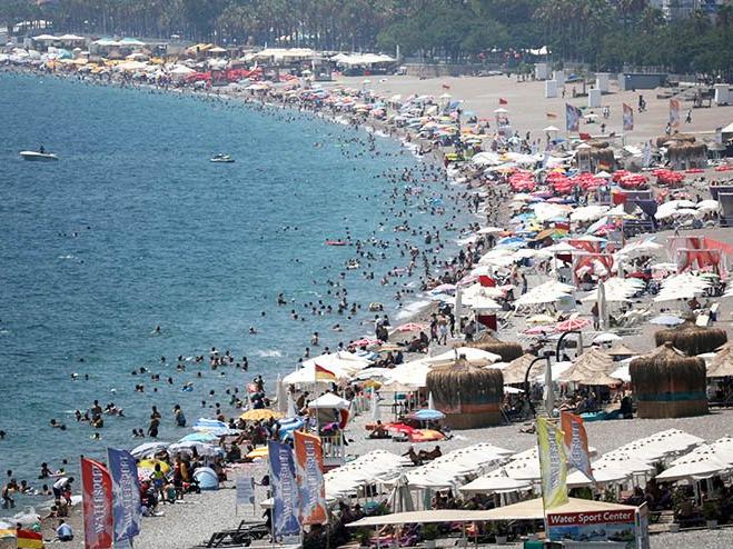 Antalya'da nem oranı yüzde 74'ü gördü! Sahiller doldu taştı