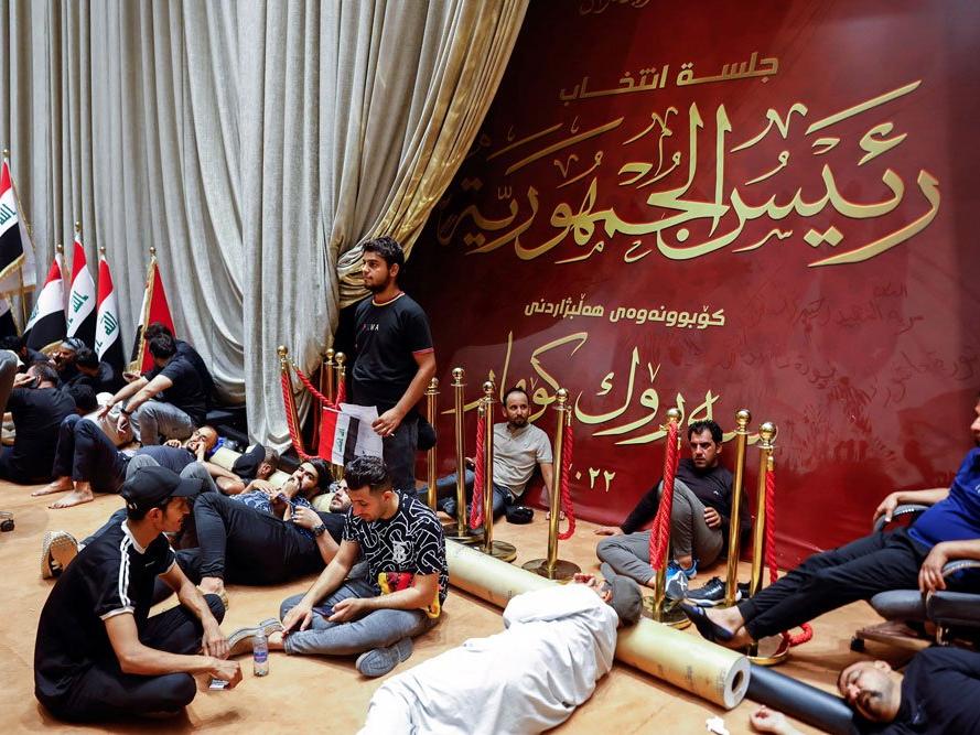 Irak'ta olaylar büyüyor: Sadr destekçileri ikinci kez parlamentoyu bastı