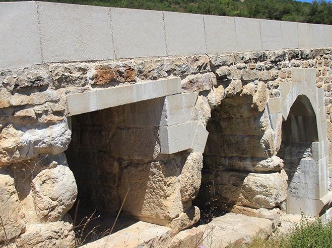 İki bin yıllık Roma köprüsüne beton bloklar koydular