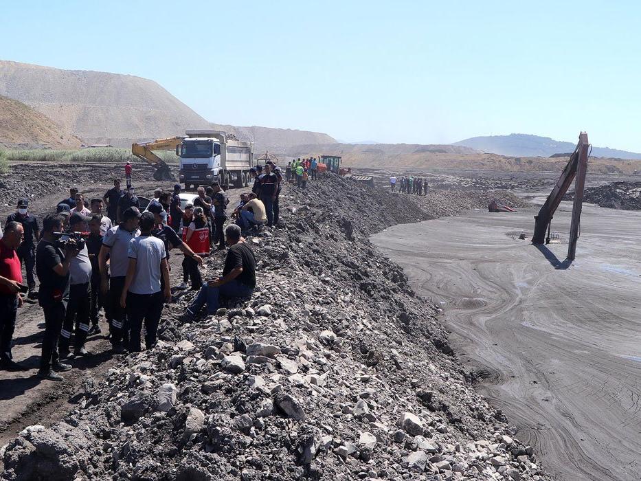 Kömür ocağında tonlarca çamurun altında kalan kepçe operatörü aranıyor