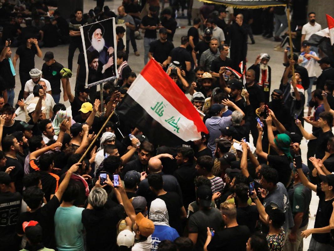 Irak Meclisi’nde protestoculardan zincirli gösteri