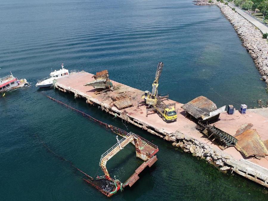 Maltepe Sahili'nde batan geminin parçaları yüzeye çıkartıldı 