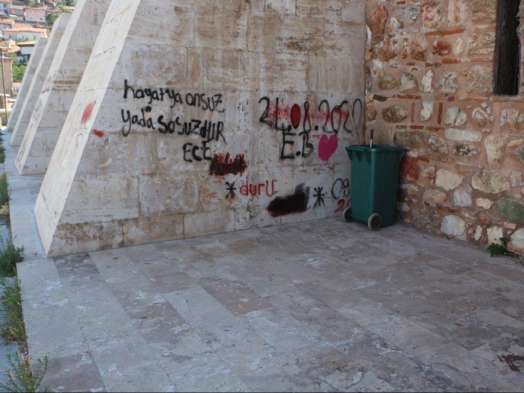Tokat'ta tarihi hanın payandalarına 'sprey boya' ile yazılar yazdılar