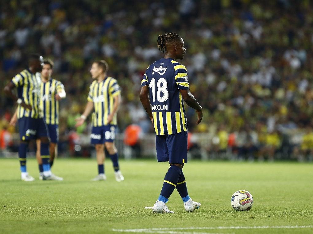 Fenerbahçe taraftarı, Lincoln Henrique'yi ayakta alkışladı