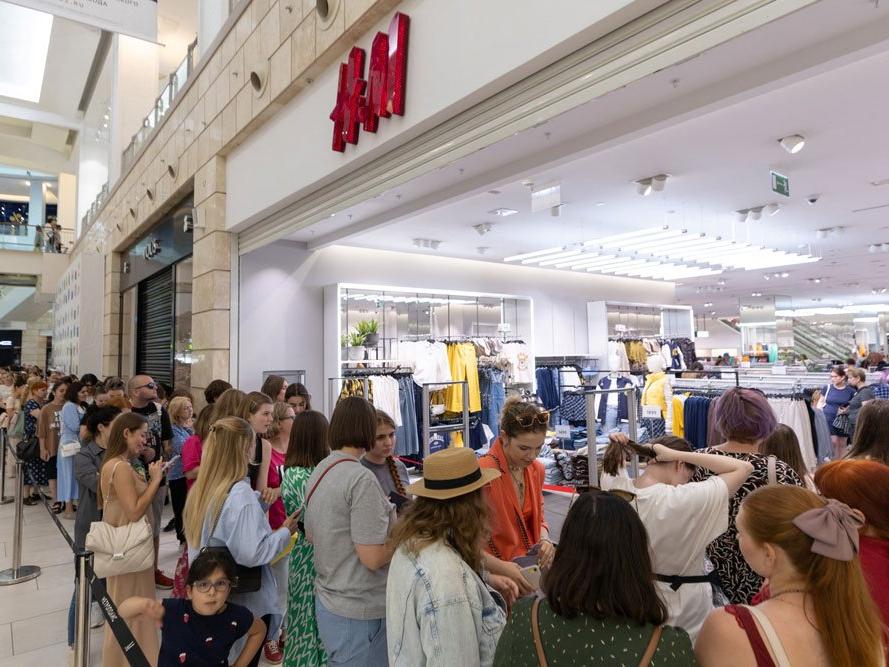 H&M Rusya'da son kez açıldı: Halk mağaza önünde uzun kuyruklar oluşturdu