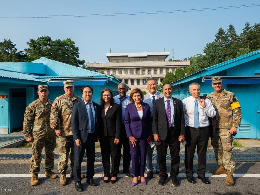 Nancy Pelosi, Güney Kore-Kuzey Kore sınırını ziyaret etti