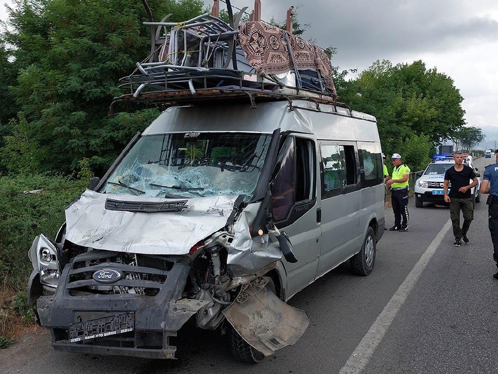 Minibüs TIR'la çarpıştı: 14 yaralı