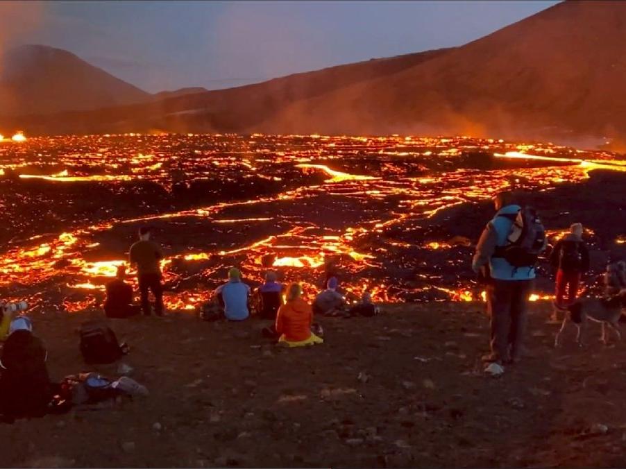 İzlanda'da çok sayıda kişi yanardağ patlamasını keyifle izledi