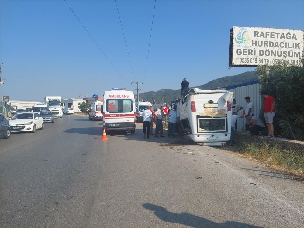 İzmir'de yolcu minibüsü ile otomobil çarpıştı