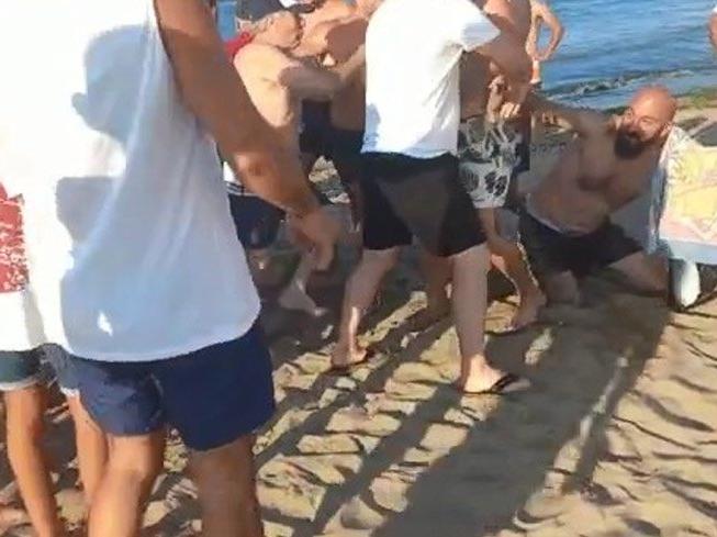 Plajda şortunu indirdiği iddia edilen 2 kişiyi vatandaşlar darp etti