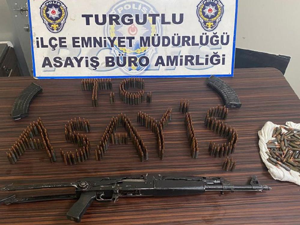 Polisin durdurduğu otomobilde uzun namlulu silah çıktı