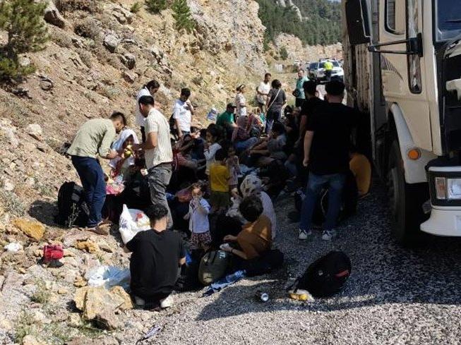 Arızalanan kamyonun kasasında 72 düzensiz göçmen yakalandı