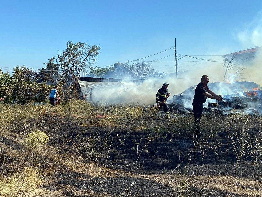 Saman yangını ahıra sıçradı; 20 küçükbaş öldü