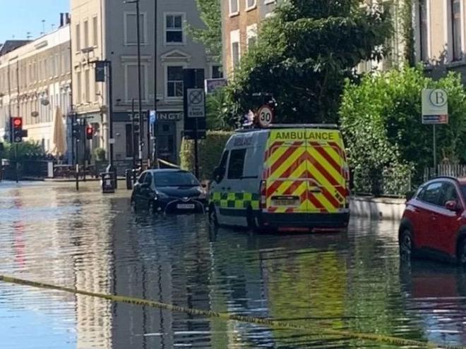 Londra'da su borusu patladı, sokaklar göle döndü