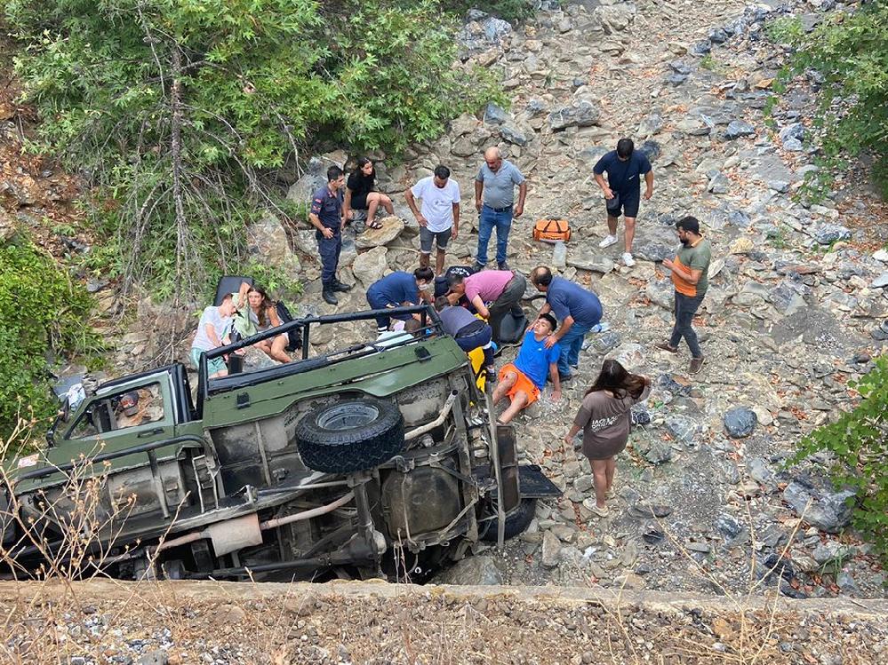 Alanya'da safari cipi şarampole devrildi: 7 yaralı