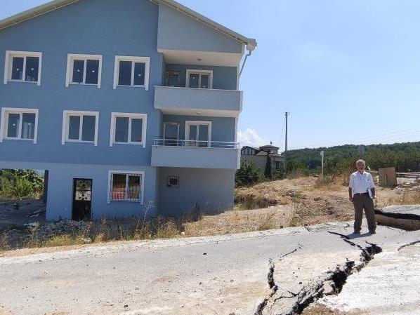 Deprem değil inşaat çalışması: Evler ve karayolu zarar gördü...
