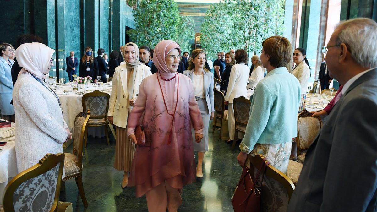 Emine Erdoğan, kadın büyükelçi ve büyükelçi eşleriyle buluştu
