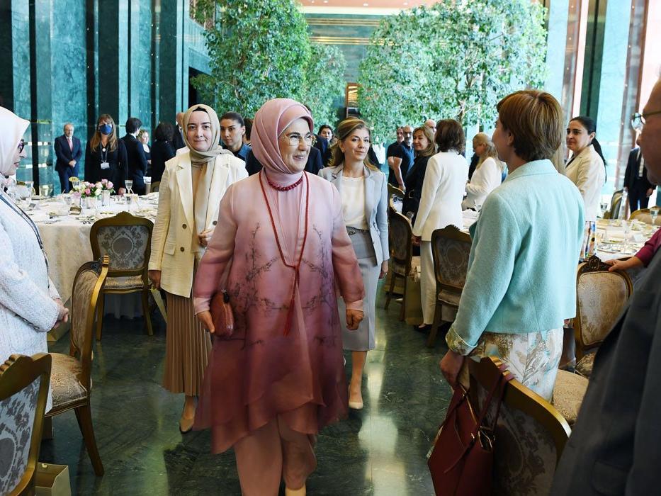 Emine Erdoğan, kadın büyükelçi ve büyükelçi eşleriyle buluştu