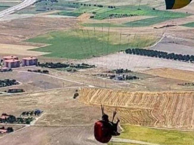 Ankara'da metrelerce yüksekten düşen paraşütçü hayatını kaybetti