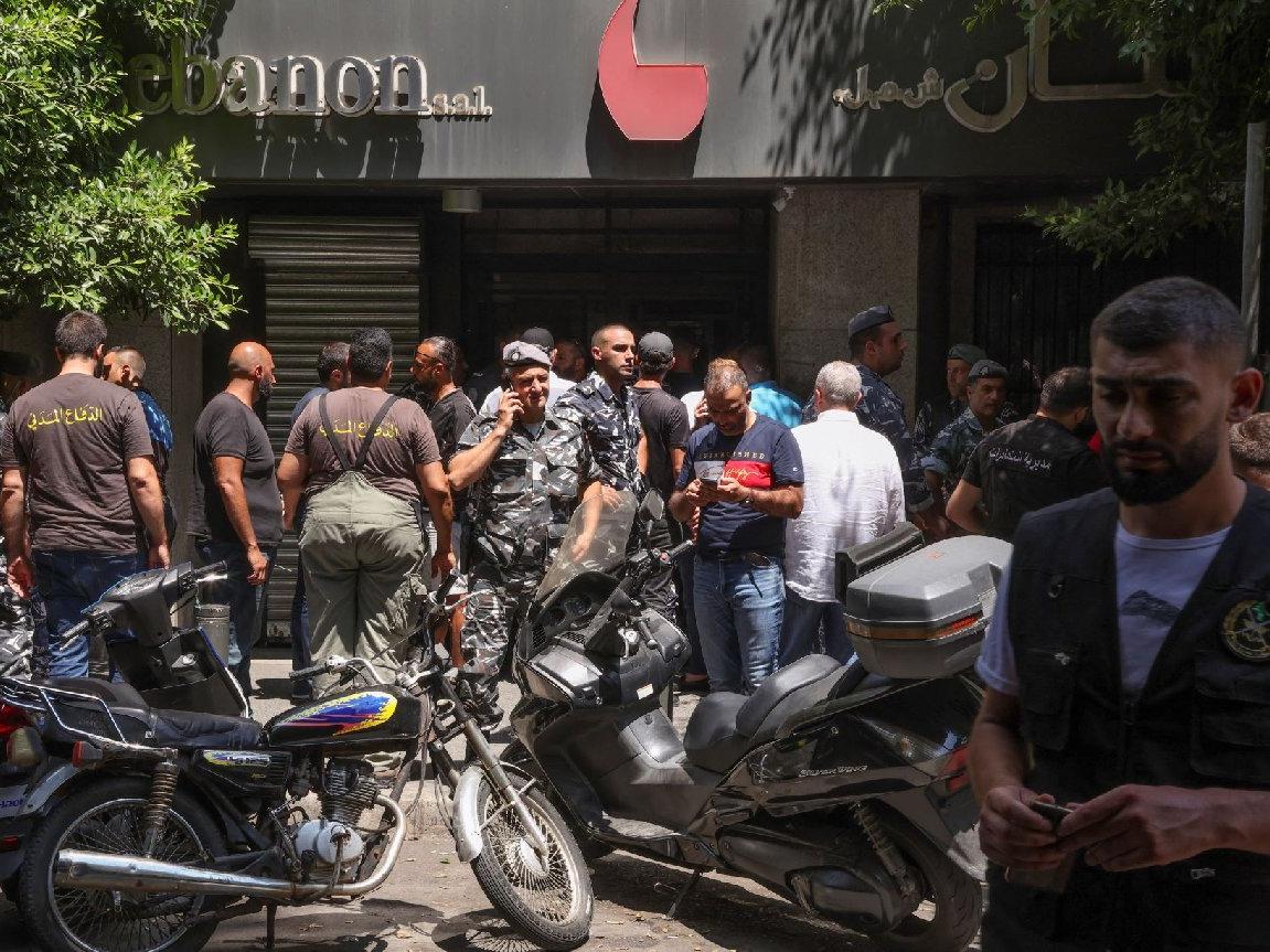 Lübnan'da hesabındaki parayı çekemeyen kişi, banka çalışanlarını rehin aldı