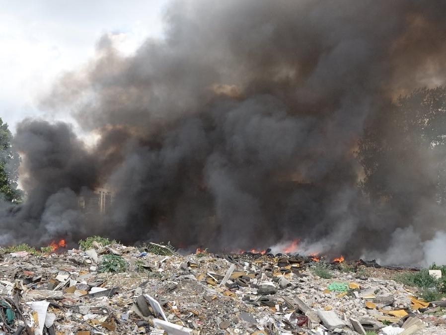 Bursa'da geri dönüşüm malzemelerinin toplandığı alanda yangın