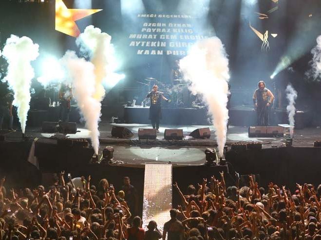 Zeytinli Rock Festivali'nin iptal edilmesine müzisyenlerden tepki: Bu yaz, yasakçılığın son yazıdır