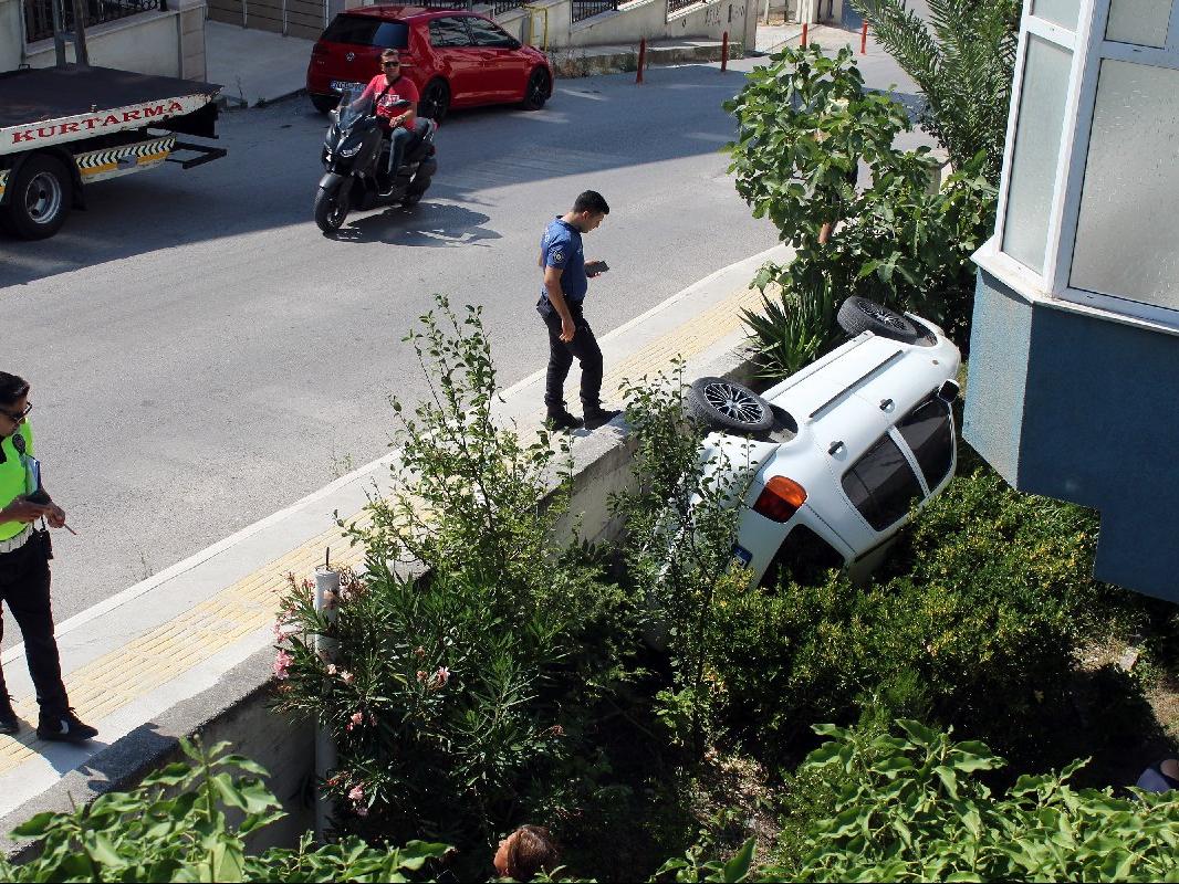 Sinop’ta otomobil apartman boşluğuna düştü: 4 yaralı