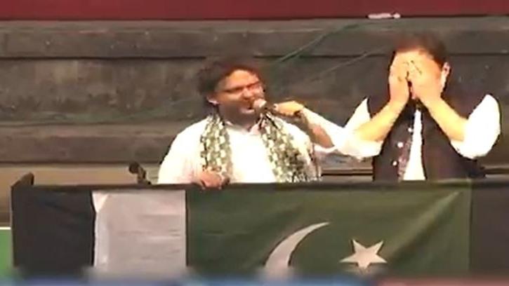 Pakistan'da 'Maraş dondurmacısı' polemiği: Mitingde eski başbakana yaptığı hareket olay oldu