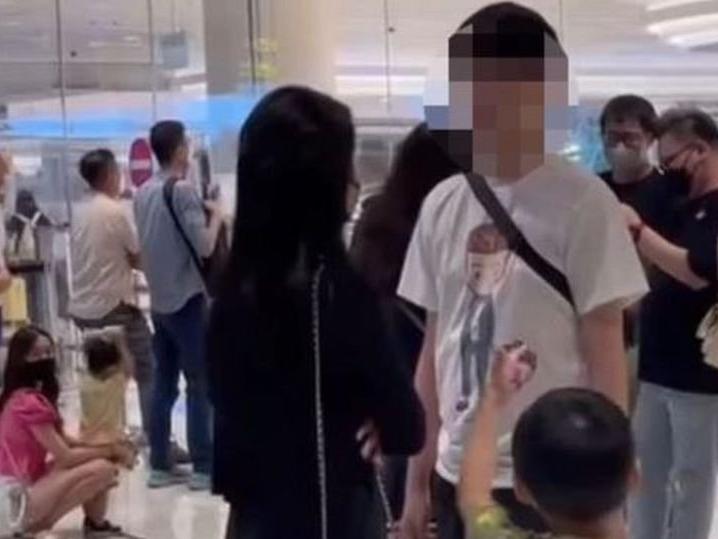Havalimanında rezalet: Kocasını sevgilisiyle el ele yakaladı ortalık karıştı