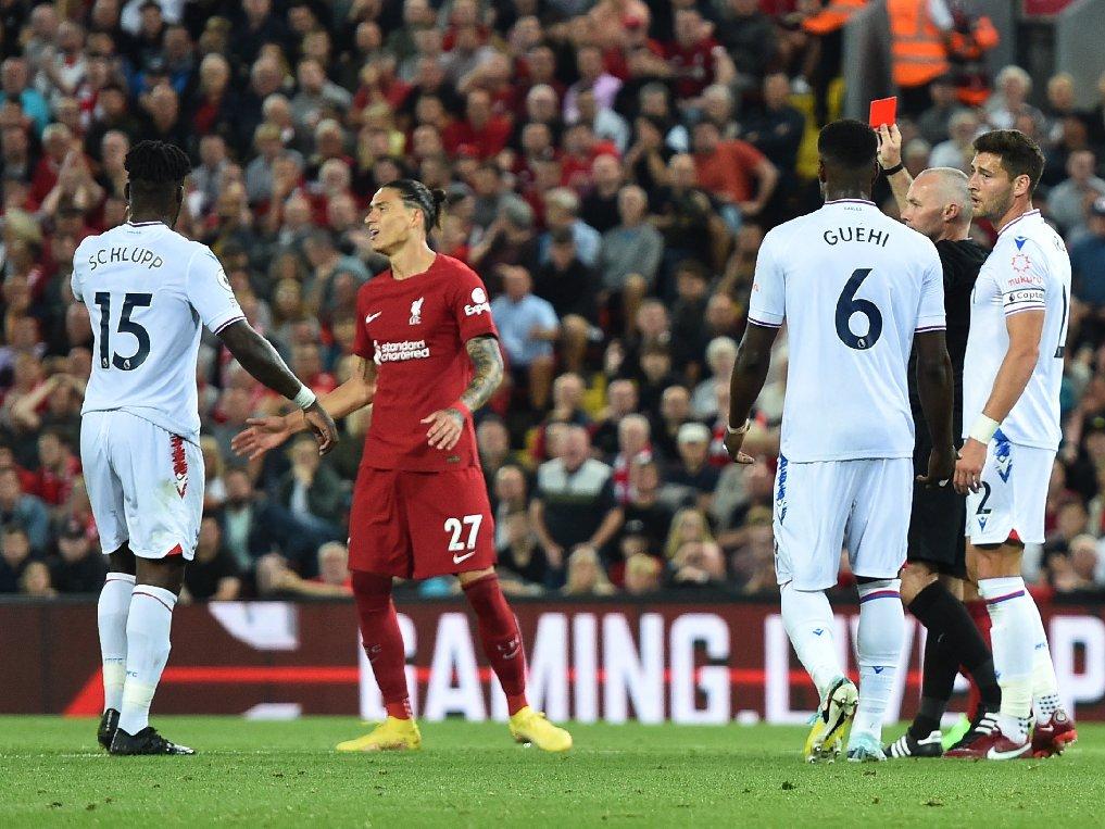 Liverpool'un yeni yıldız Darwin Nunez rakibine kafa attı!