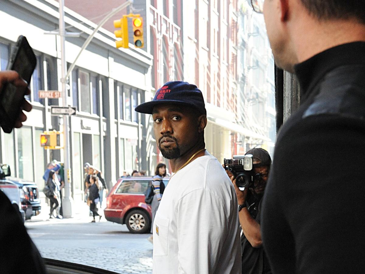 Ünlü rapçi Kanye West kıyafetleri çöp torbasında sergiletiyor