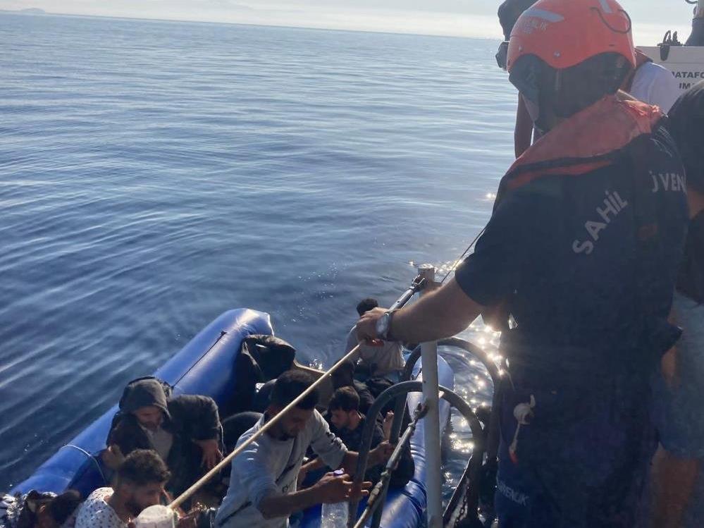 İzmir açıklarında 83 düzensiz göçmen yakalandı