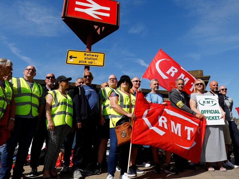 İngiltere'de tren sürücülerinin grevi ulaşımı felç etti