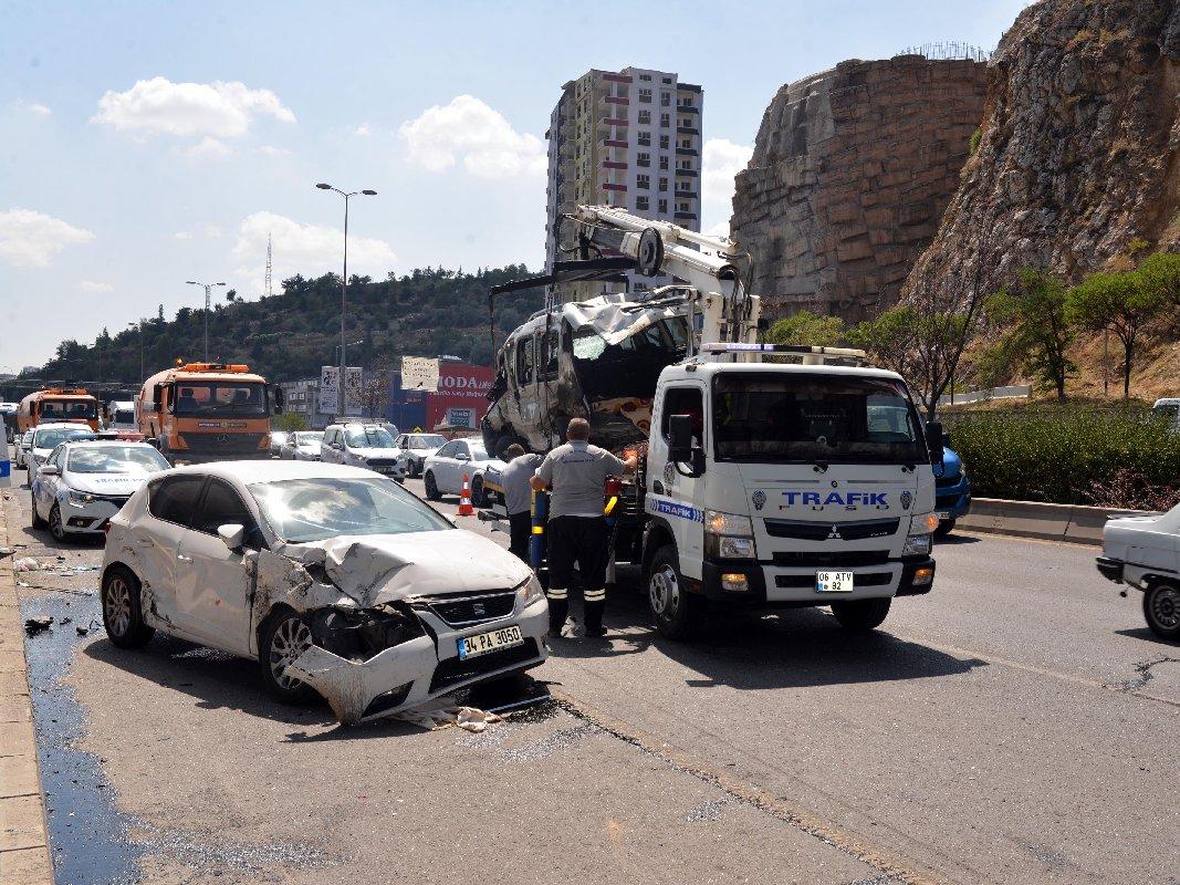 Ankara'da 2 araca otomobille çarpıp kaçtı: 1 ölü, 4 yaralı