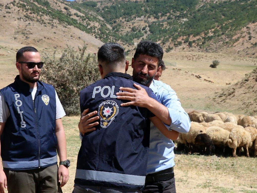Polisler dağda kaybolan 55 koyunu dronla buldu