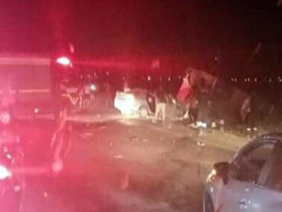 Manisa'da otomobil, işçi servis minibüsüne çarptı: 17 yaralı