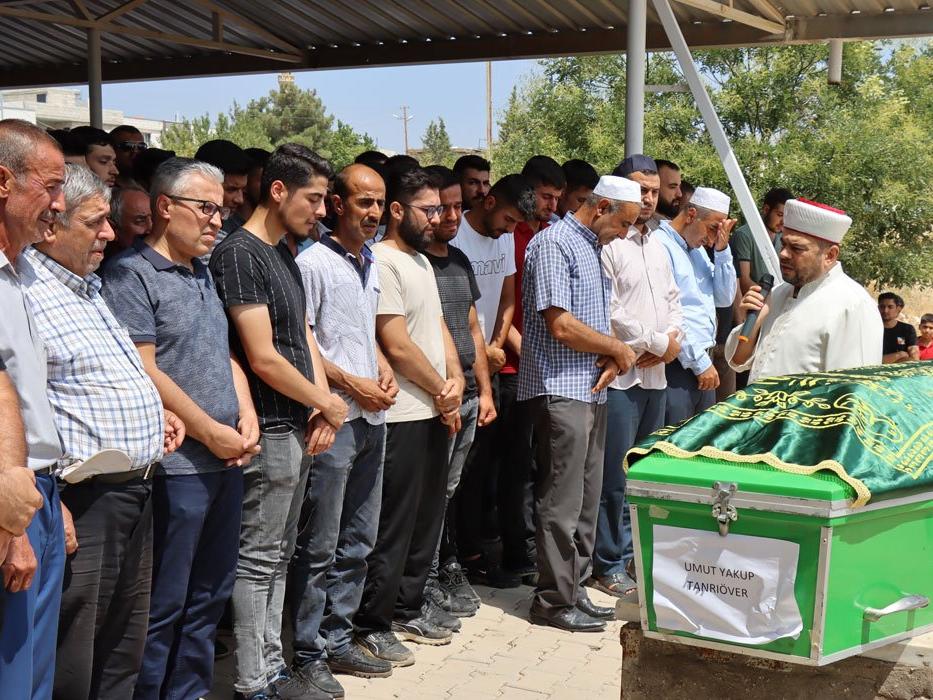 Gaziantep'teki trafik kazasında hayatlarını kaybeden gazeteciler son yolculuklarına uğurlandı