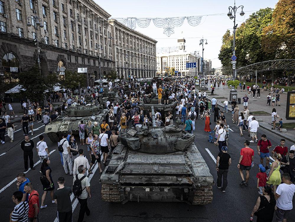Ukrayna'da büyük kutlama öncesi dikkat çeken hamle! Binlerce kişi o caddeye akın etti