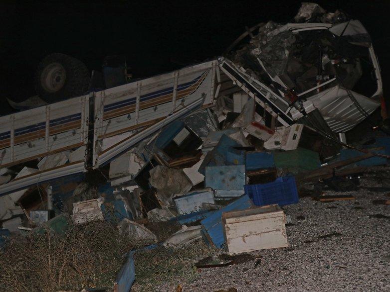 Muğla'da kamyonla otomobil çarpıştı: 5 ölü, 2 yaralı