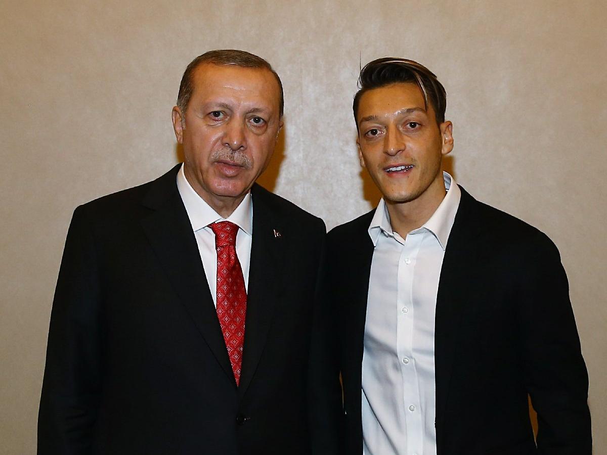 Erdoğan'ın yaptırdığı saatten Mesut Özil'e de verildi!