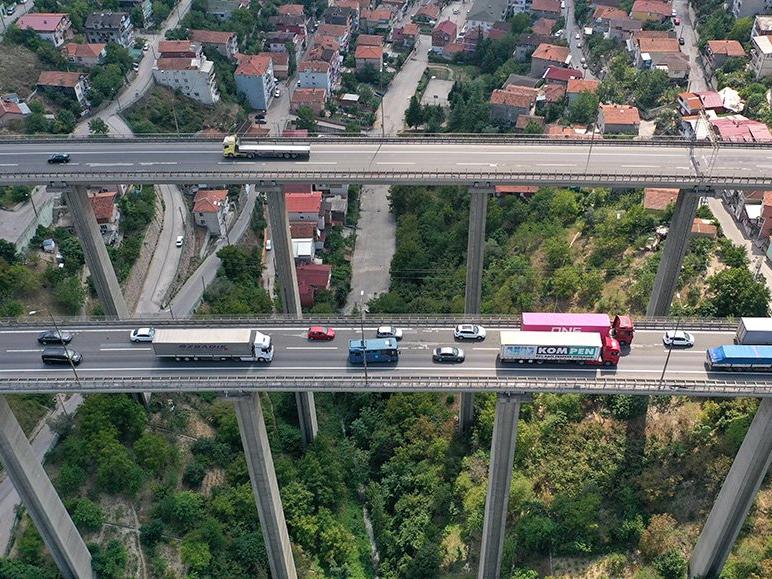 Anadolu Otoyolu'nda trafik kazası ulaşımı aksattı
