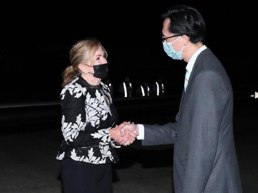 ABD'li senatör, Çin'e meydan okuyarak Tayvan'a geldi
